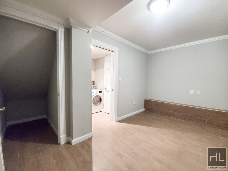 Building Photo - Avail; May 1 Upper Carnegie Hill adj/E. Harlem, Close to E.96th Q: E 100th St btw 2nd/1st Ave 4BR...