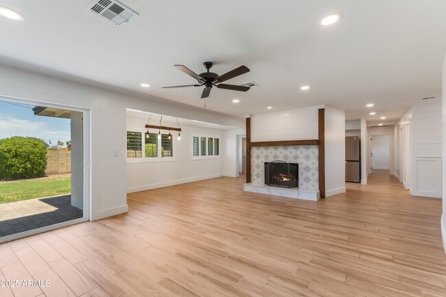Building Photo - 1028 E Manzanita Dr