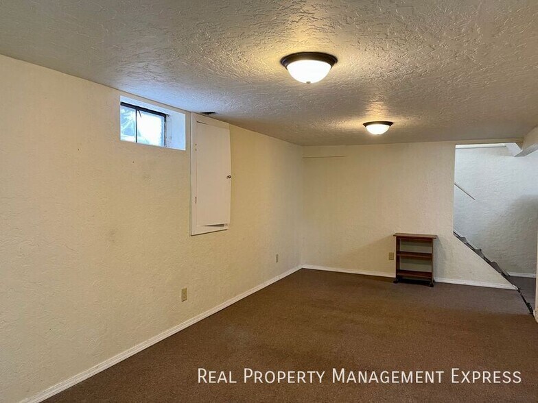 Building Photo - Charming 4 bed 2 Bath Home