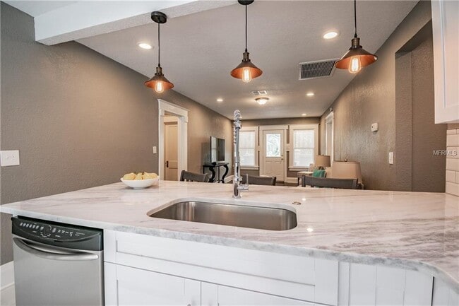 Building Photo - "Charming 3-Bed, 2-Bath Gem in Tampa's Heart - 1244 Sq Ft of Comfort Awaits!"