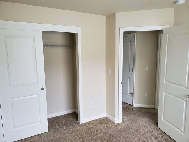 Building Photo - Great Community, Quiet Living Across from park Apply today!