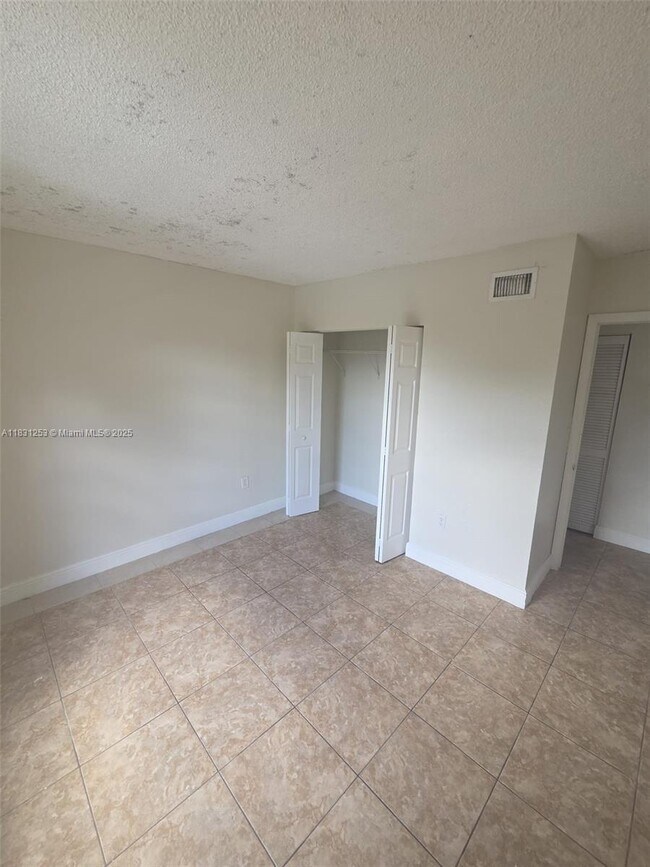 Building Photo - 575 W 69th St