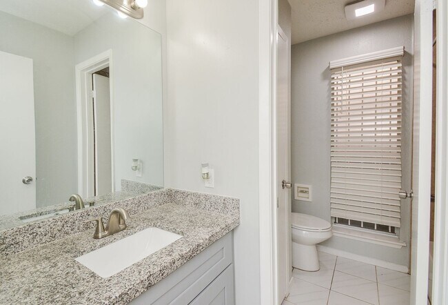 Building Photo - Charming Home for Rent in Southwest Houston !