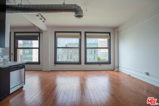 Building Photo - 108 W 2nd St