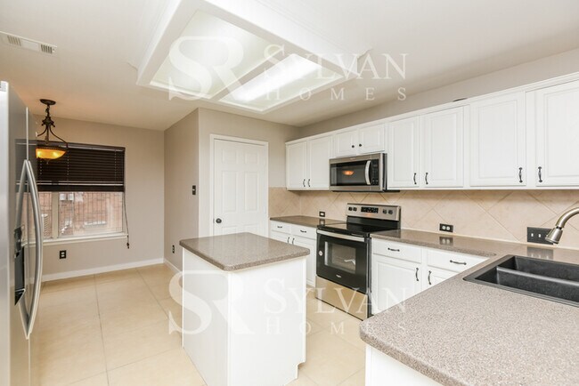 Building Photo - Spacious 4 bedroom 2.5 Bath Home for You