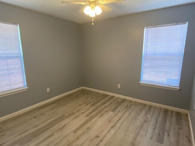 Building Photo - Adorable 3 Bedroom Duplex in Farmington!