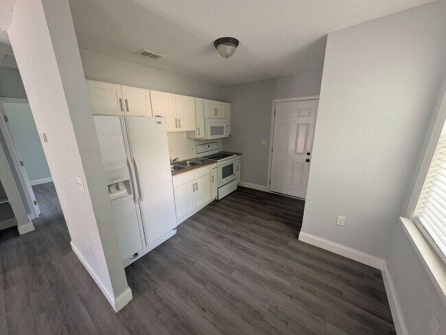 Building Photo - Beautifully Refreshed 2BR Gem