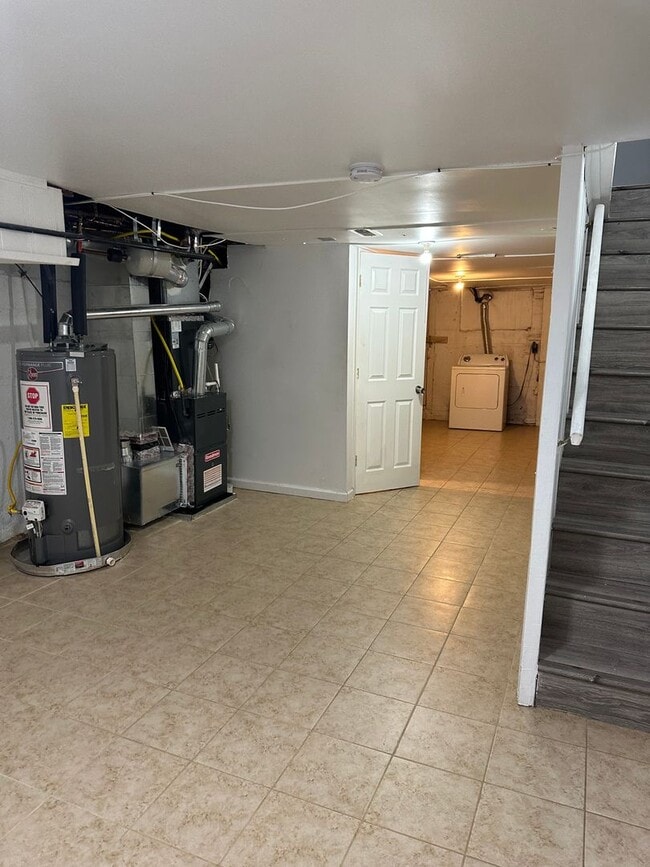 Building Photo - Spacious Rooms! Hardwood Flooring Througho...