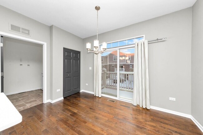 Building Photo - 2525 Dunraven Ave