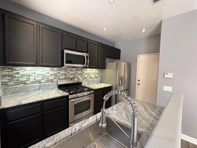 Building Photo - Remodeled 3 bedroom townhome in Simi Valley