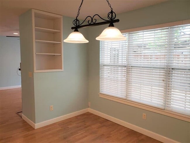 Building Photo - 2002 Voltaire Dr