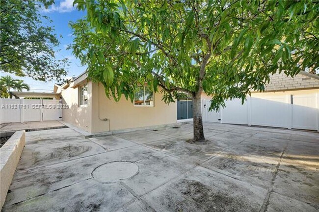 Building Photo - 4701 SW 104th Ct