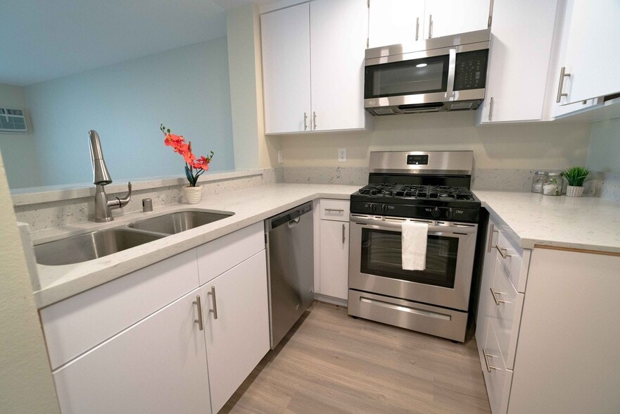 Interior Photo - 5405 Lindley Avenue