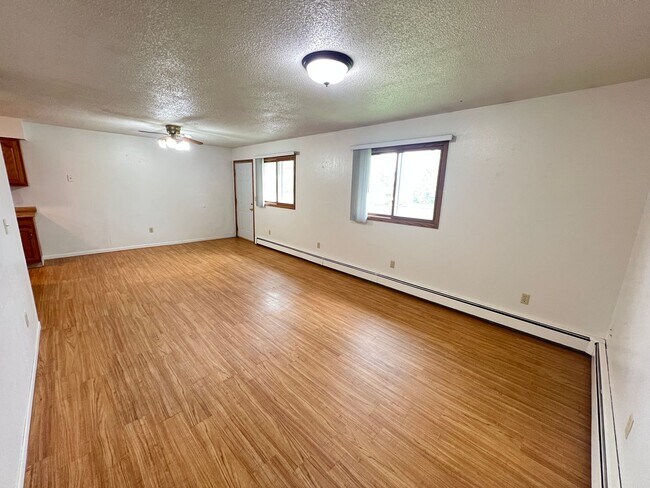 Building Photo - One level living w/ Attached Garage Available July!