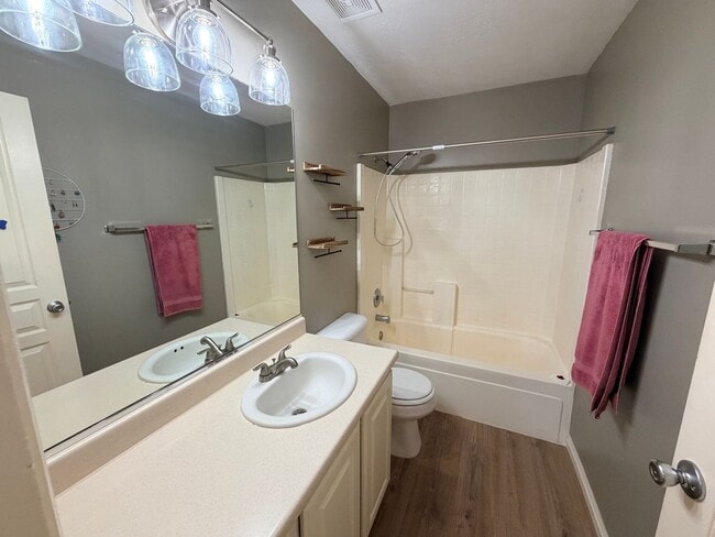 Building Photo - Great location 3 bed, 2.5 bath, 1 car garage townhome in the Dino Tracks area.