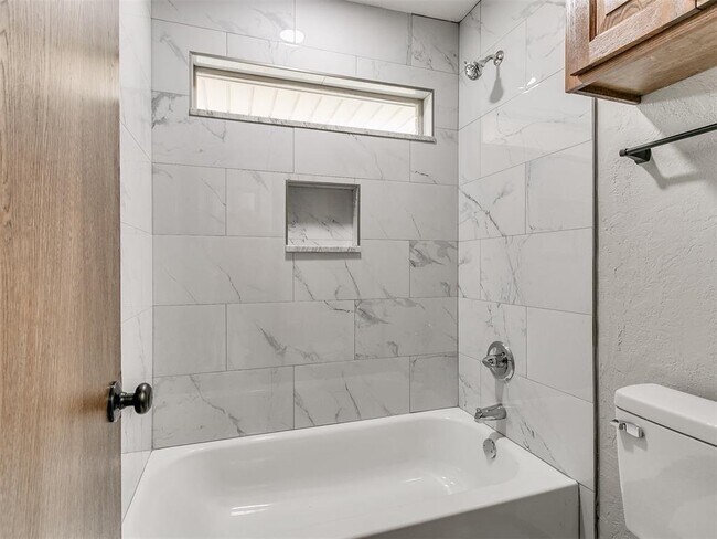 Building Photo - 1213 Westbrooke Terrace