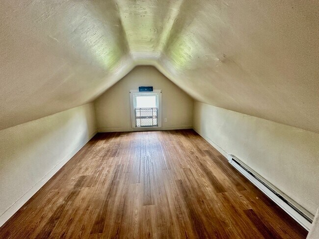 Building Photo - 37 Hale St
