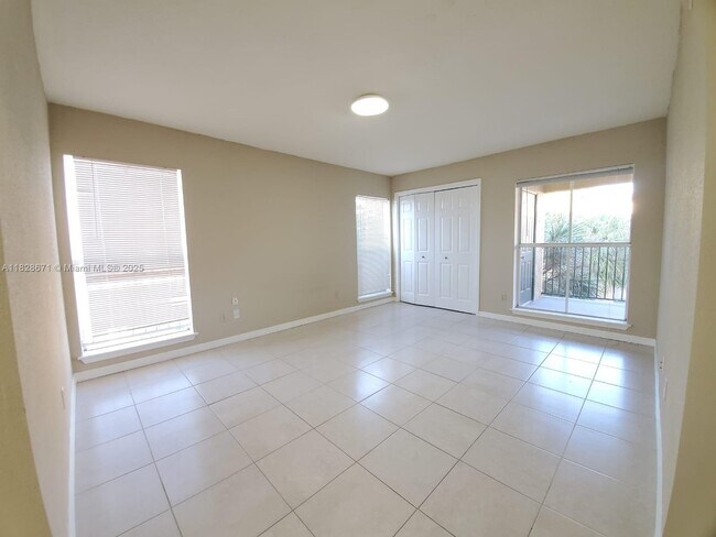 Building Photo - 833 Riverside Dr