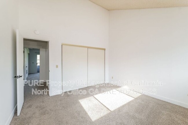 Building Photo - 629 Racquet Club Cir