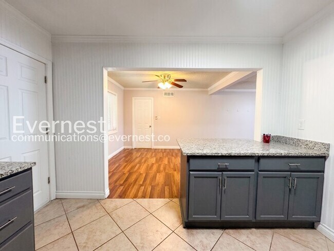 Building Photo - 3 Bed/2 Bath Home with Garage & Fenced Yard / Available Now!