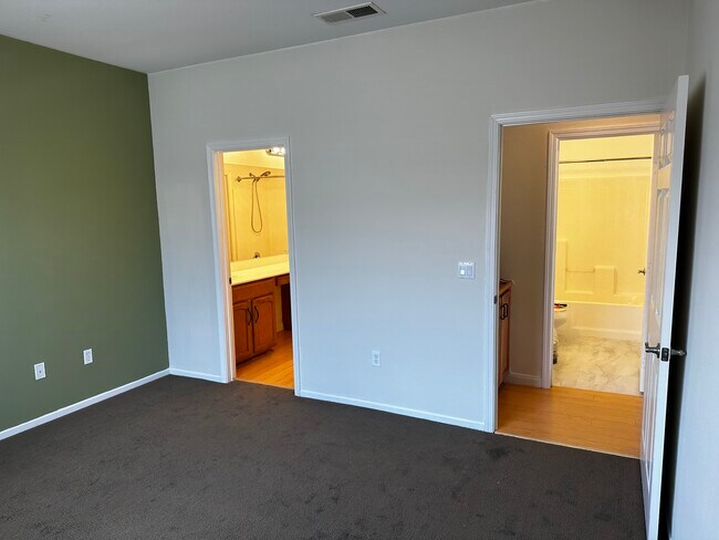 Building Photo - 310 Sunset Way