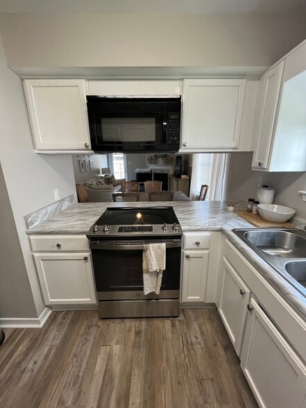 Building Photo - 412 Belle Chase Ct S