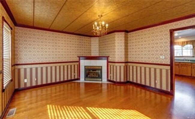 Building Photo - PRELEASING: 4 bdrm/1.5 bath house near WWU Park-N-Ride