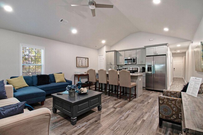 Building Photo - 213 Claire Dr SE