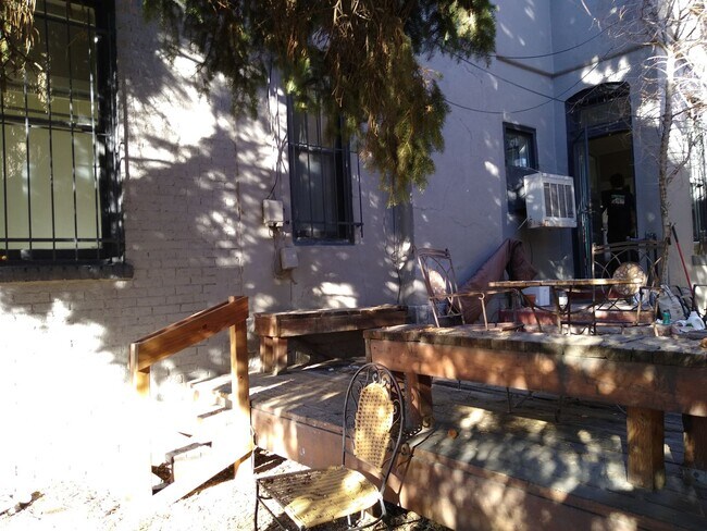 Building Photo - Cap Hil Adorable 1 Bedroom Available Now! ...