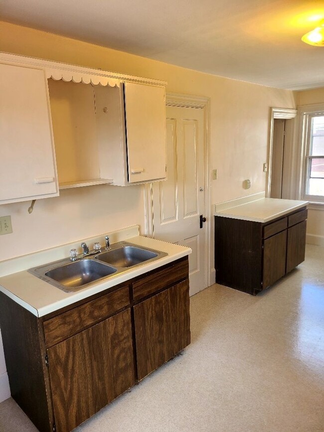 Building Photo - Welcome to our cozy 2nd floor 2-bedroom, 1...