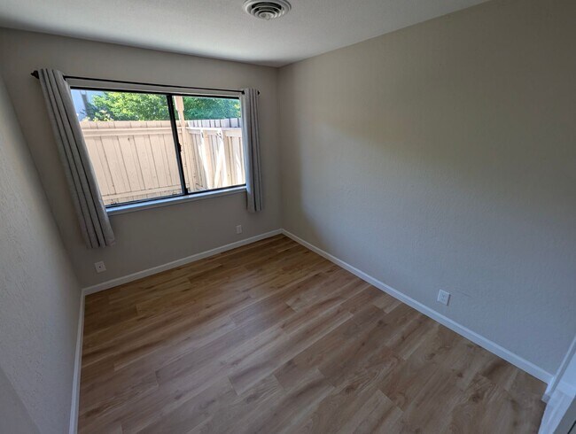 Building Photo - Spacious 2/1 Condo near BART Available Now!