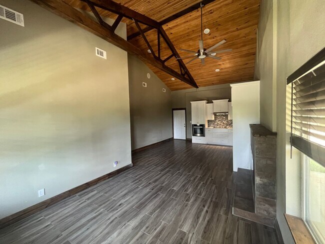 Building Photo - 176 Round Mountain Rd