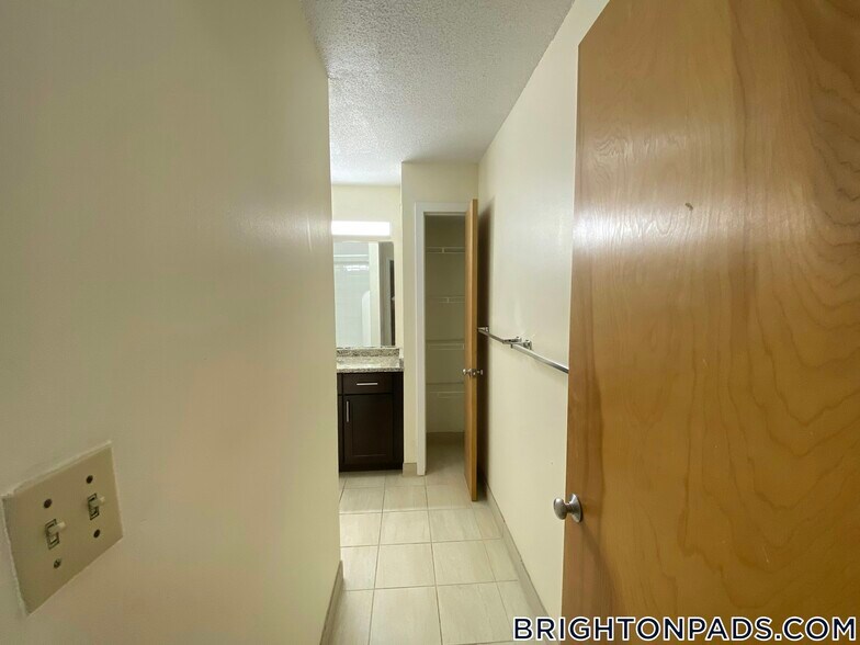 Building Photo - 140 N Beacon St