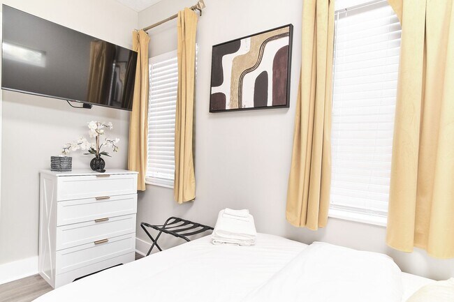 Building Photo - Fully Furnished 2BD Duplex in the Heart of...