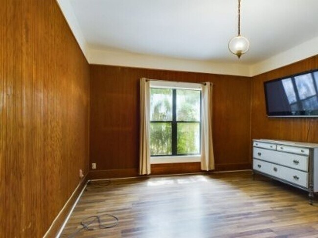 Building Photo - Cozy three bedroom in Hye Texas