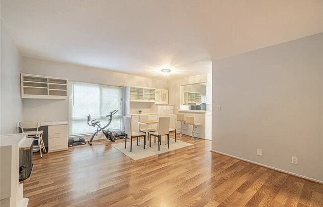 Building Photo - "Chic Woodland Hills Retreat: Spacious 1-B...