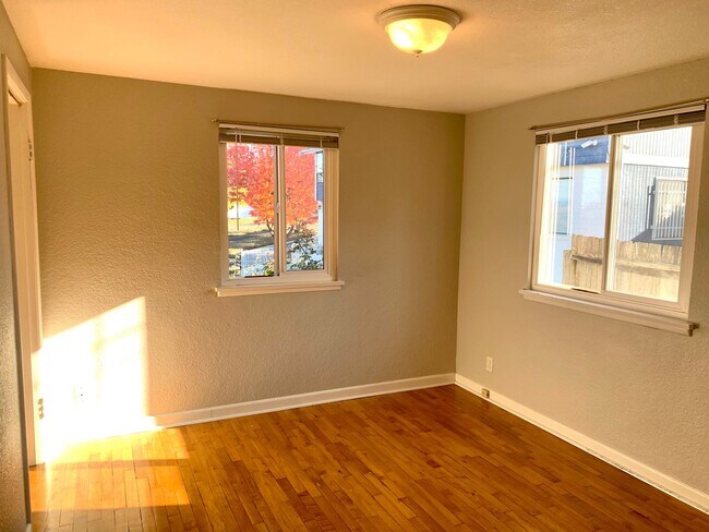 Building Photo - Beacon Hill 3 bedroom, 2 bath. 1 car garage with large storage loft.