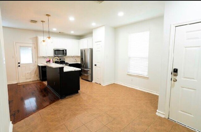 Building Photo - 14413 Rosehedge Ct