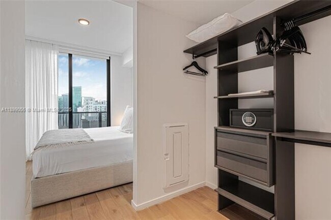 Building Photo - 398 NE 5th St