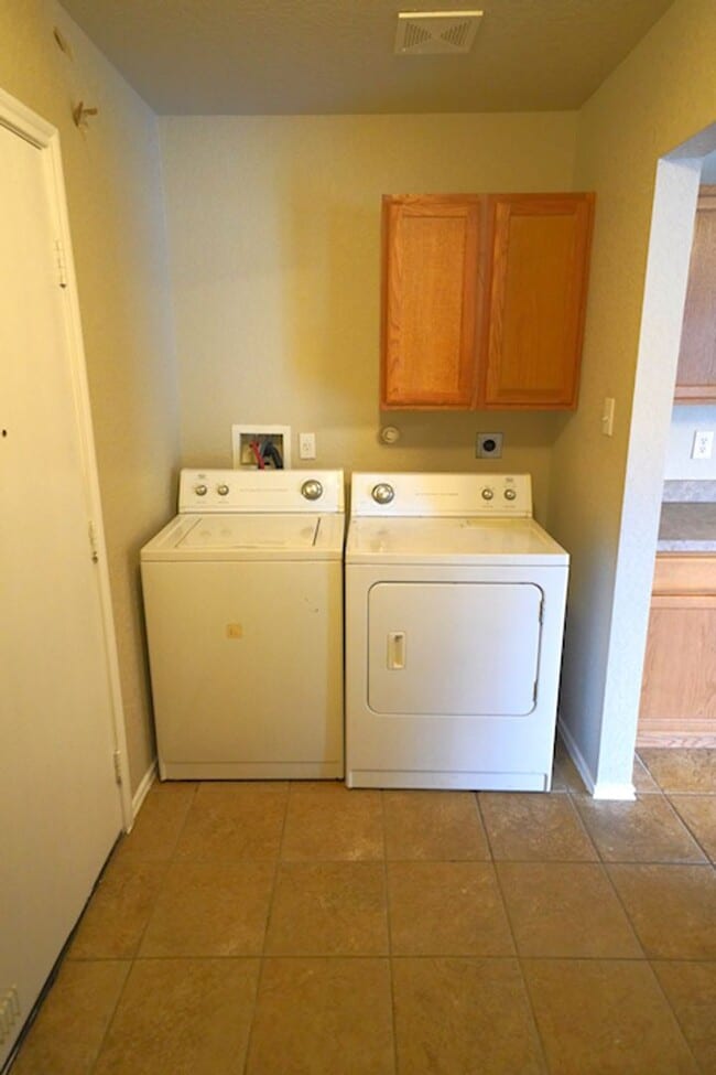 Building Photo - Charming 4-Bedroom, 2.5-Bathroom Home in C...