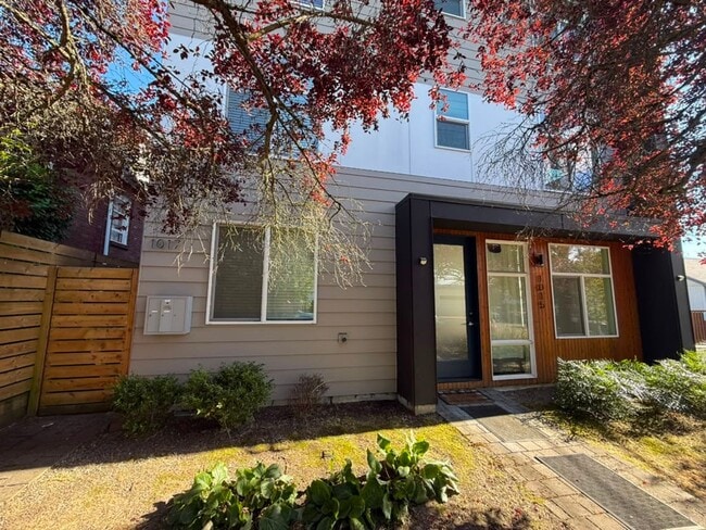 Building Photo - Fully Furnished - 9 Bed 3 Bath U-District Home!