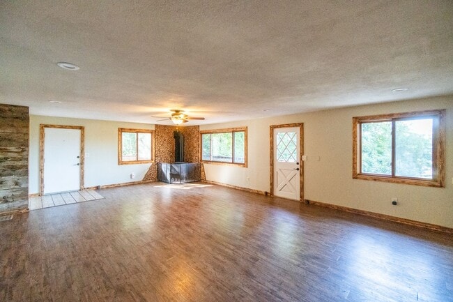 Building Photo - 1407 W Spring Ln
