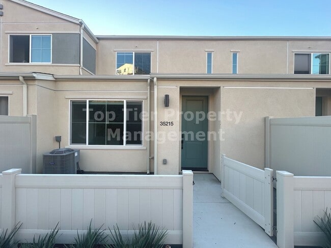 Primary Photo - ***Gorgeous 2 bed / 2.5 bath / 1,083 sqft Townhouse in New Citro Community of Fallbrook - Availab...