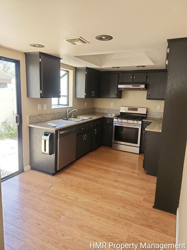 Building Photo - Spacious Town House