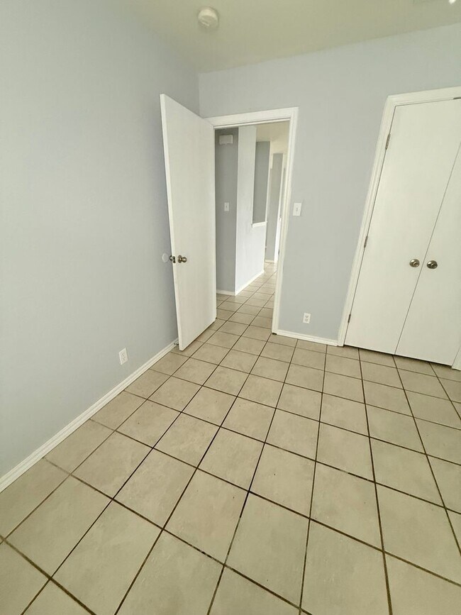 Building Photo - 10607 Shaenview