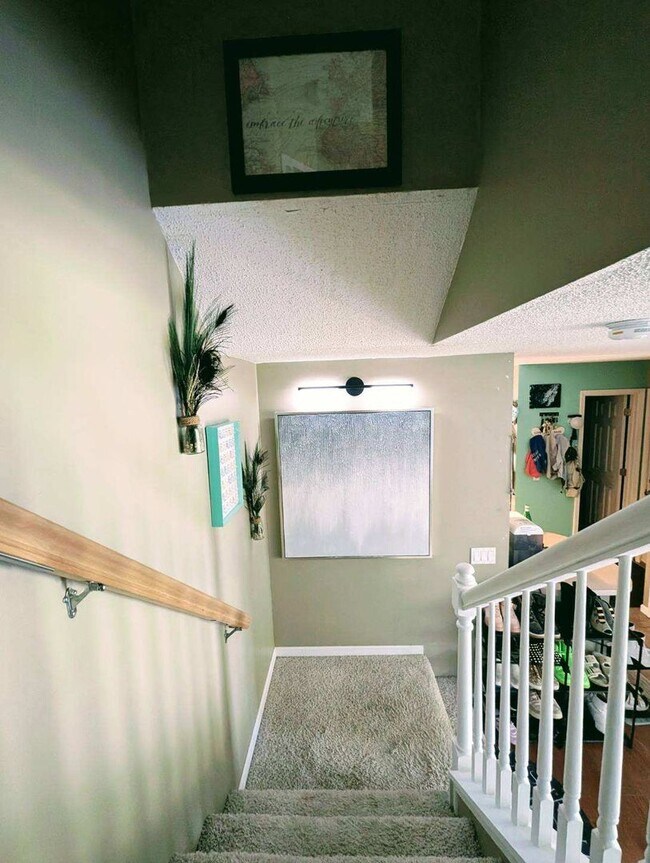 Building Photo - Updated 2 Br / 2 Ba End Unit TH w/ 2-Car G...
