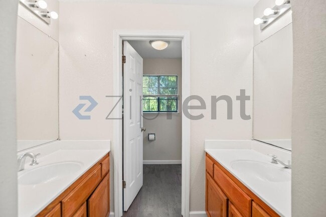 Building Photo - 1225 Oak Hill Ct