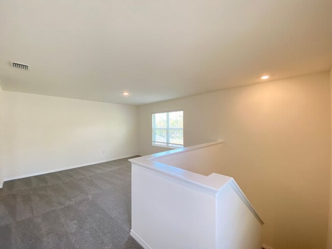 Building Photo - Desirable SE Ocala Subdivision - Lake Diamond-North - 4/3/2 *Available Soon* Won't Last!