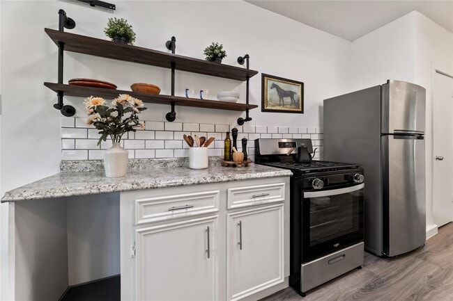 Building Photo - 1010 Long St