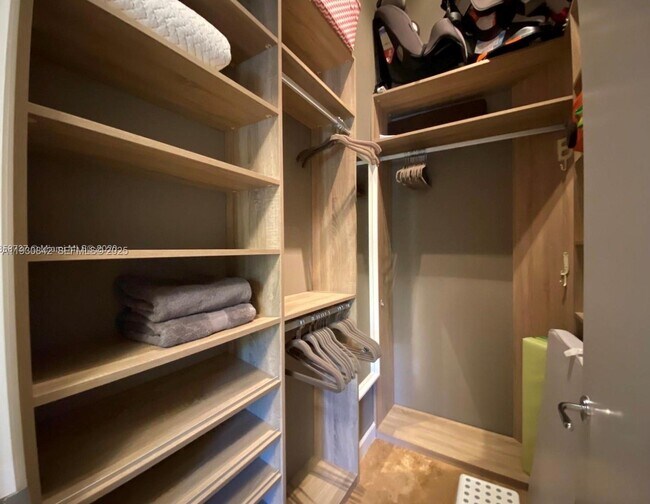 Building Photo - 20000 E Country Club Dr